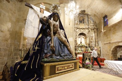 La Virgen del Mercado ha quedado mortada sobre el paso, momento icónico que este año se ha realizado a puerta cerrada.