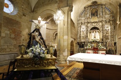 La Virgen del Mercado ha quedado mortada sobre el paso, momento icónico que este año se ha realizado a puerta cerrada.