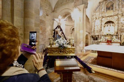 La Virgen del Mercado ha quedado mortada sobre el paso, momento icónico que este año se ha realizado a puerta cerrada.