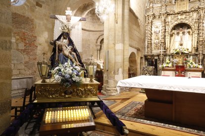 La Virgen del Mercado ha quedado mortada sobre el paso, momento icónico que este año se ha realizado a puerta cerrada.