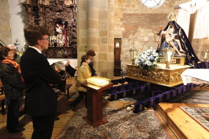 La Virgen del Mercado ha quedado mortada sobre el paso, momento icónico que este año se ha realizado a puerta cerrada.