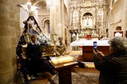 La Virgen del Mercado ha quedado mortada sobre el paso, momento icónico que este año se ha realizado a puerta cerrada.