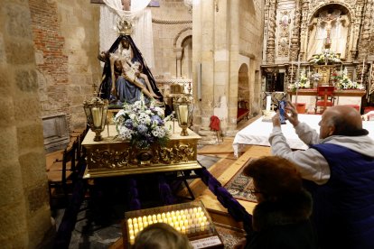 La Virgen del Mercado ha quedado mortada sobre el paso, momento icónico que este año se ha realizado a puerta cerrada.