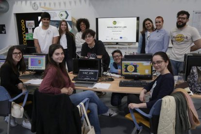 Todos los participantes en el proyecto en Fab Lab.