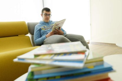 Matero se relaja leyendo en la sala de lecturas.