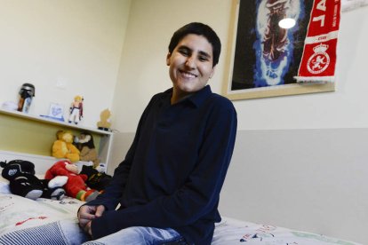 Jaime, en su habitación, con sus pertenencias.