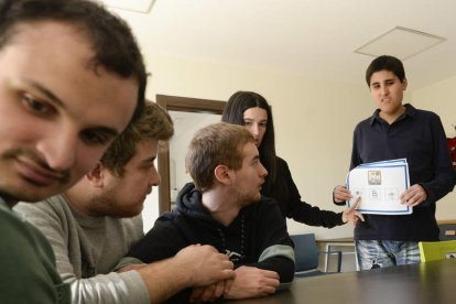 Sandra, la cuidadora, y Jaime, dirigen el trabajo en el taller de gastronomía.