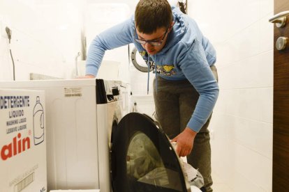 Mateo saca la ropa de la lavadora.