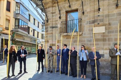Entre las autoridades civiles y religiosas que participaron en la procesión, seencontraba la presidenta provincial del PP, Ester Muñoz’