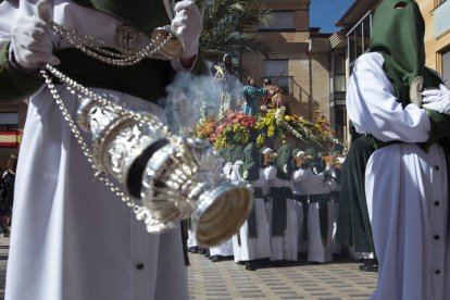 Desde San Pedro de Rectivía salió el paso de ‘La Borriquilla’ hacia la plaza Mayor, llevado por la Cofradía de la Entrada de Jesús en Jerusalén, llamada de ‘Las Palmas’