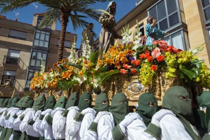 Desde San Pedro de Rectivía salió el paso de ‘La Borriquilla’ hacia la plaza Mayor, llevado por la Cofradía de la Entrada de Jesús en Jerusalén, llamada de ‘Las Palmas’