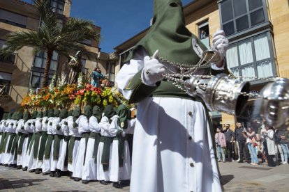 Desde San Pedro de Rectivía salió el paso de ‘La Borriquilla’ hacia la plaza Mayor, llevado por la Cofradía de la Entrada de Jesús en Jerusalén, llamada de ‘Las Palmas’