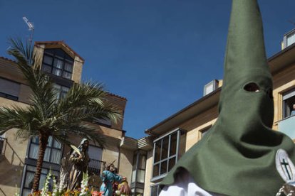 Desde San Pedro de Rectivía salió el paso de ‘La Borriquilla’ hacia la plaza Mayor, llevado por la Cofradía de la Entrada de Jesús en Jerusalén, llamada de ‘Las Palmas’