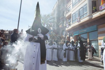 Desde San Pedro de Rectivía salió el paso de ‘La Borriquilla’ hacia la plaza Mayor, llevado por la Cofradía de la Entrada de Jesús en Jerusalén, llamada de ‘Las Palmas’