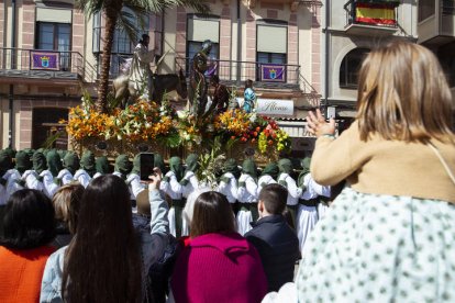 Desde San Pedro de Rectivía salió el paso de ‘La Borriquilla’ hacia la plaza Mayor, llevado por la Cofradía de la Entrada de Jesús en Jerusalén, llamada de ‘Las Palmas’