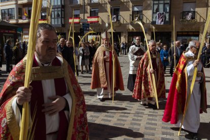 Desde San Pedro de Rectivía salió el paso de ‘La Borriquilla’ hacia la plaza Mayor, llevado por la Cofradía de la Entrada de Jesús en Jerusalén, llamada de ‘Las Palmas’