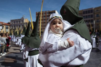 Desde San Pedro de Rectivía salió el paso de ‘La Borriquilla’ hacia la plaza Mayor, llevado por la Cofradía de la Entrada de Jesús en Jerusalén, llamada de ‘Las Palmas’