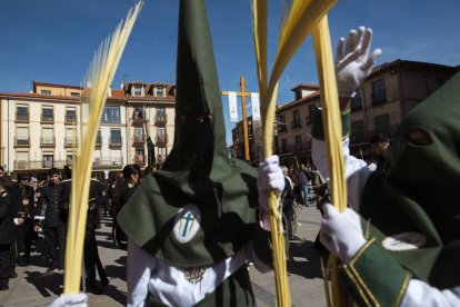 Desde San Pedro de Rectivía salió el paso de ‘La Borriquilla’ hacia la plaza Mayor, llevado por la Cofradía de la Entrada de Jesús en Jerusalén, llamada de ‘Las Palmas’