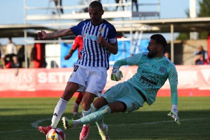 Yuri le robó un balón a Salvi, pero no pudo controlarlo. L. DE LA MATA