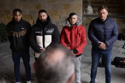 El acto del perdón se mantuvo a pesar de la lluvia y una parte se hizo en el interior de la Catedral y otra en el Locus Apellationis.  RAMIRO
