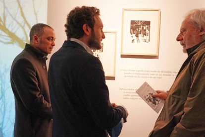 Julio Llamazares (dcha), con Isaac Claver y Carlos Sampériz. DL
