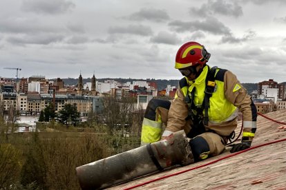 Retirada de recubrimiento de tejado en la Glorieta Carlos Pinilla.