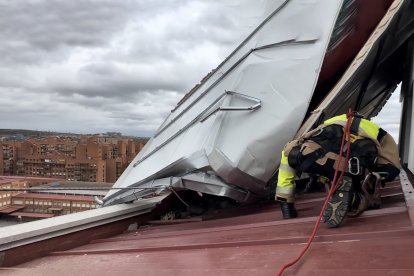 Retirada de recubrimiento de tejado en la Glorieta Carlos Pinilla.