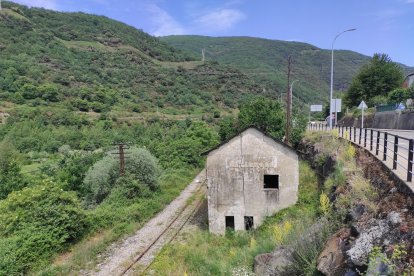 La vieja estación del tren de Matarrosa del Sil.
