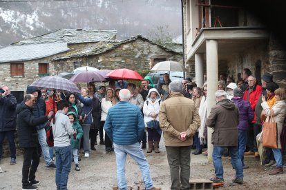 Un nutrido grupo de poetas, vecinos de Barjas y amigos asistió al descubrimiento del grabado en pizarra de Carmen Busmayor