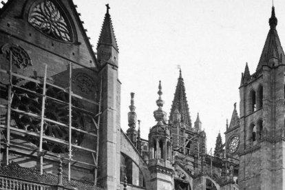 Los andamios vistos desde el claustro.JUNGHÄNDEL