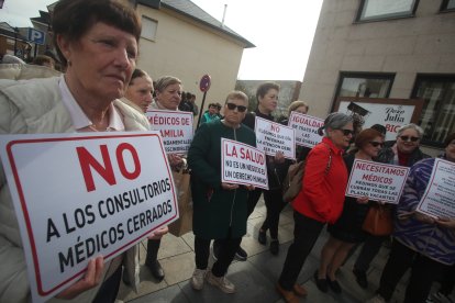 Los vecinos de Fabero, Vega de Espinareda, Candín y Peranzanes protestan por la merma de la calidad de la asistencia sanitaria en el medio rural.
