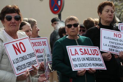 Los vecinos de Fabero, Vega de Espinareda, Candín y Peranzanes protestan por la merma de la calidad de la asistencia sanitaria en el medio rural.