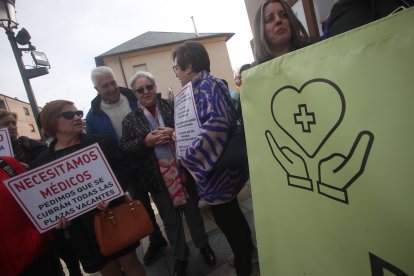 Los vecinos de Fabero, Vega de Espinareda, Candín y Peranzanes protestan por la merma de la calidad de la asistencia sanitaria en el medio rural.