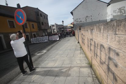 Los vecinos de Fabero, Vega de Espinareda, Candín y Peranzanes protestan por la merma de la calidad de la asistencia sanitaria en el medio rural.