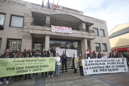 Los vecinos de Fabero, Vega de Espinareda, Candín y Peranzanes protestan por la merma de la calidad de la asistencia sanitaria en el medio rural.