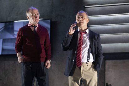 Luis Bermejo y Javier Gutiérrez, en una escena de ‘El traje’, escrita y dirigida por Juan Cavestany. DL