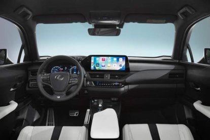 Estilo marcadamente modernista en un habitáculo presidido, en la zona del conductor, por una generosa pantalla multifuncional y un cuadro de instrumentos digital. lx