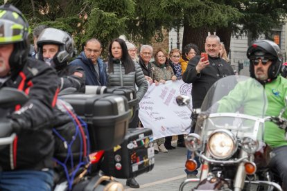 Moteros Solidarios, asociaciones y familias apoyan el inicio del viaje en la Catedral.