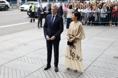El presidente de la Xunta de Galicia en funciones, Alfonso Rueda, y su mujer Marta Coloret posan a su llegada este sábado a la iglesia de San Francisco de Borja de Madrid para asistir al enlace matrimonial del alcalde de la capital, José Luis Martínez-Almeida, con Teresa Urquijo.