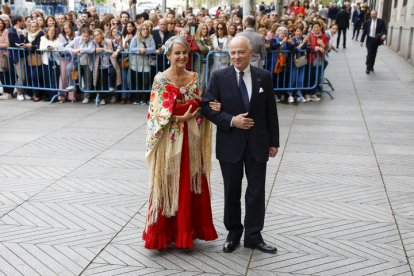 Carla Royo Villanova y príncipe Kubrat de Bulgaria posan a su llegada este sábado a la iglesia de San Francisco de Borja, en el barrio de Salamanca, para asistir a la boda del alcalde de Madrid, José Luis Martínez-Almeida con Teresa Urquijo.
