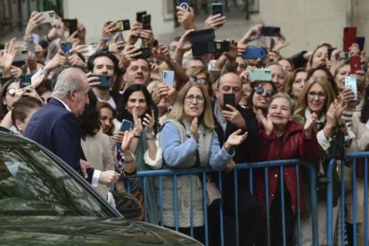 El rey emérito Juan Carlos I (i) a su llegada este sábado a la iglesia de San Francisco de Borja de Madrid para asistir al matrimonio del alcalde de Madrid, José Luis Martínez-Almeida, y Teresa Urquijo.