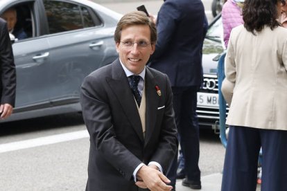 El alcalde de Madrid, José Luis Martínez-Almeida, este sábado a las puertas de la iglesia de San Francisco de Borja de Madrid antes de contraer matrimonio con Teresa Urquijo.