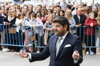 El presidente de Murcia, Fernando López Miras, a su llegada este sábado a la iglesia de San Francisco de Borja, en el barrio de Salamanca, para asistir a la boda del alcalde de Madrid, José Luis Martínez-Almeida con Teresa Urquijo.