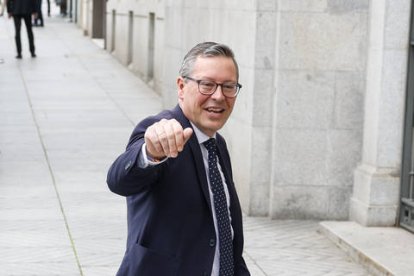 El secretario general del PP de Madrid, Alfonso Serrano, saluda s a su llegada este sábado a la iglesia de San Francisco de Borja de Madrid para asistir al enlace matrimonial del alcalde de la capital, José Luis Martínez-Almeida, con Teresa Urquijo.