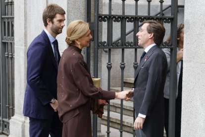 El alcalde de Madrid, José Luis Martínez-Almeida, saluda a la infanta Cristina de Borbón y a su hijo mayor Juan Valentín Urdangarín (i), este sábado a las puertas de la iglesia de San Francisco de Borja de Madrid antes de contraer matrimonio con Teresa Urquijo.