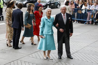 Teresa de Borbón-Dos Sicilias, abuela de la novia, a su llegada este sábado a la iglesia de San Francisco de Borja, en el barrio de Salamanca, para asistir a la boda del alcalde de Madrid, José Luis Martínez-Almeida con Teresa Urquijo.