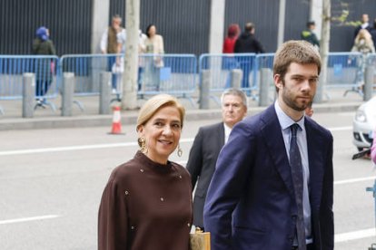 La infanta Cristina de Borbón, acompañada por su hijo mayor Juan Valentín Urdangarín, a su llegada este sábado a la iglesia de San Francisco de Borja de Madrid para asistir al matrimonio del alcalde de Madrid, José Luis Martínez-Almeida, y Teresa Urquijo.