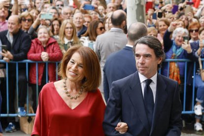 El expresidente del Gobierno José María Aznar (c) y su esposa Ana Botella a su llegada este sábado a la iglesia de San Francisco de Borja de Madrid para asistir al matrimonio del alcalde de Madrid, José Luis Martínez-Almeida, y Teresa Urquijo.