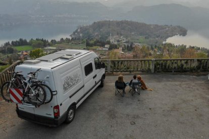 Eduardo Parrado y Rocío Calvo,con su perro, en Italia.