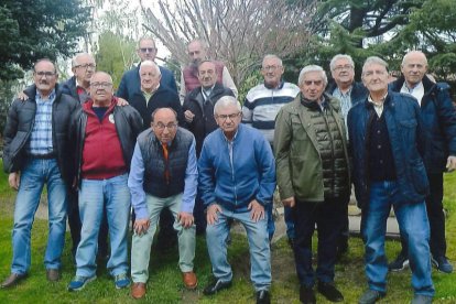 Los protagonistas arlequinados 60 años después de ser campeones de Liga y Copa.  DL